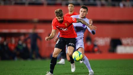 Pablo Maffeo cubre el balón ante el culé Jutglá en el último encuentro liguero