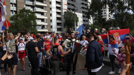 Un grupo de personas fuera del hotel donde se encuentra el tenista Novak Djokovic