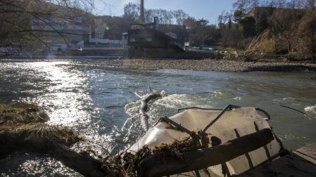 Plásticos en la orilla del río, frente al club Natación