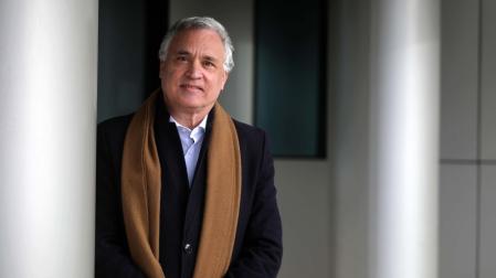 El Defensor del Pueblo, Javier Enériz Olaechea,  posa en el exterior, minutos antes de atender esta entrevista. Se quitó unos instantes la mascarilla para la fotografía