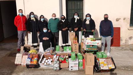 Entrega de la ‘Cesta de Reyes’ vecinal ayer sábado a las monjas de clausura Comendadoras del Espíritu Santo