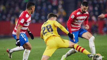 Un momento del partido entre el Granada y el Barcelona