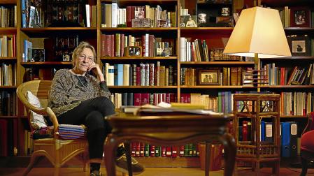 Soledad Puértolas posa en la biblioteca de su casa