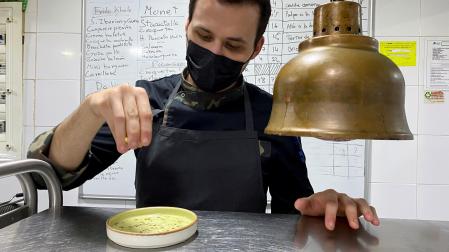 El joven cocinero albaceteño Juan Beltrán en la cocina del restaurante Delienzo de Madrid
