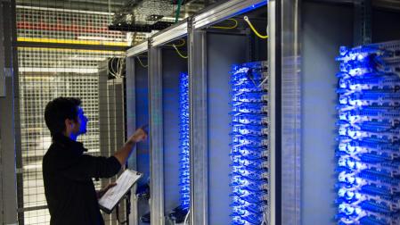 Un técnico revida un armario con servidores para la computación en la nube