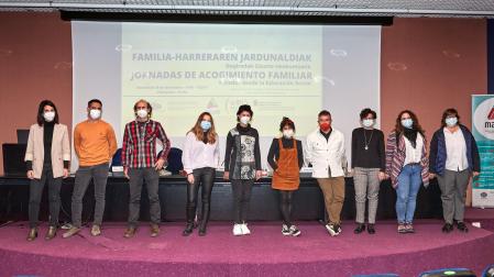 De izda a dcha: Leticia Urdaci (técnico punto encuentro), Antonio Escrich (Gobierno de Navarra), Roberto Martínez (educador y familia acogedora), Raquel García (educadora de Xilema), Chus Sádaba (familia acogedora, vocal Magale), Gianella Saltos (educadora, Asociación Haziak), Juan Miguel Ruiz (Safaya-Agintzari), Silvia Irigoyen (psicóloga, familia especializada), Marta Torres (colegio educadores sociales) y María Ubillos (familia acogida, Magale)