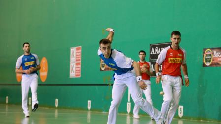 Jon Ander Peña golpea en presencia de Urruti y Aranguren