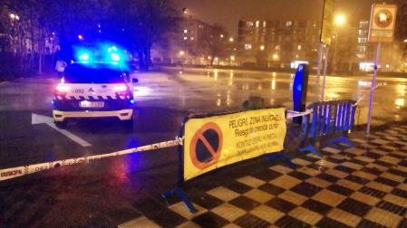 Un coche de la Policía Municipal vigila en una de las zonas inundables de Pamplona en previsión de la crecida del río Arga