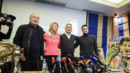 El tío, la madre, el padre y el hermano de Djokovic, en la rueda de prensa ofrecida este lunes.