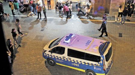 Uno de los furgones de la Policía Municipal de Pamploa, de siete plazas, patrullando en el Casco Antiguo