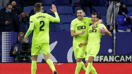 Los futbolistas del Elche celebran uno de sus goles