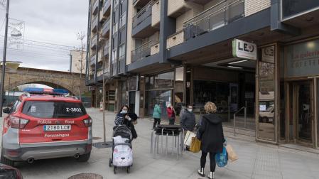 Coche patrulla de la Policía Foral junto al número 14 del paseo de Pamplona en Tudela