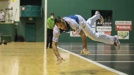 Oinatz Bengoetxea se lanza de forma felina para restar una pelota en el frontón Labrit en el transcurso de un partido anterior