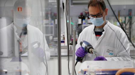 Un empleado trabaja en un laboratorio de la compañía española PharmaMar