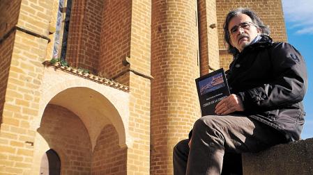 Ángel Andueza en la chofeta de Artajona, frente a la iglesia de San Saturnino en El Cerco