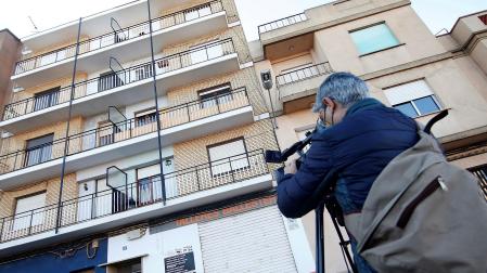 Vista general del edificio donde un hombre de unos 30 años ha sido detenido en la localidad valenciana de Meliana tras apuñalar presuntamente a su padre