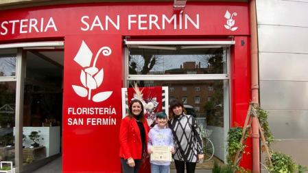 María José Alonso (izquierda) entrega el diploma a la Floristería San Fermín