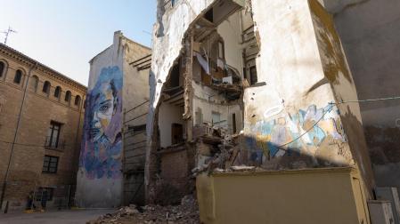 Imagen de la fachada posterior del edificio de la calle Rúa que sufrió los tres derrumbes