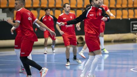Raúl Rocha y Asier Llamas realizan un ejercicio en el entrenamiento de ayer, seguidos por sus compañeros