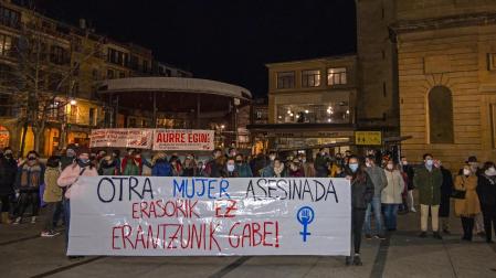 PARÓN PARA ACUDIR A LA CONCENTRACIÓN POR SARA PINA. El pleno se interrumpió a las siete y se retomó después para que los ediles, en la imagen, pudieran asistir a la concentración convocada en la plaza de los Fueros en recuerdo de la mujer asesinada en Tudela