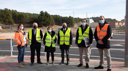 Susana Calderón, jefa de obra de Construcciones Boreste S.A; Eduardo Sanz, teniente alcalde de Cárcar; Teresa Insausti, alcaldesa de Cárcar; Bernardo Ciriza, consejero de Cohesión Territorial; Jesús Polo, director del Servicio de Nuevas Infraestructuras, y Aritz Iturrarte, gerente de Construcciones Boreste.