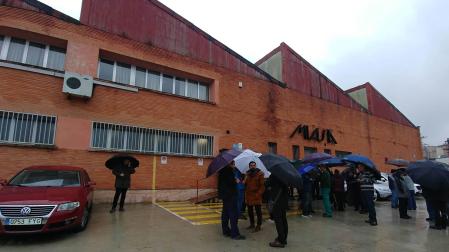 Trabajadores durante una concentración frente a la empresa