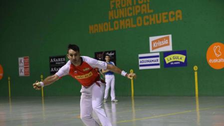 Unai Laso golpea de derecha en presencia de Urruti e Imaz ayer en el Manuel Malo