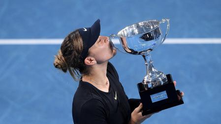 Paula Badosa besa el trofeo de ganadora del torneo de Sídney