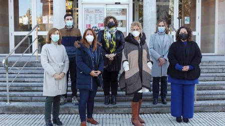 El equipo investigador, en la Facultad de Ciencias de la Salud de la UPNA. En la fila superior, de izda. a dcha., José Antonio Sanz, Paula Escalada Hernández y Marta Domingo Oslé. Fila inferior, de izda. a dcha., Rosario Orzanco Garralda, Nely Soto Ruiz, Cristina García-Vivar y Nerea Elizondo Rodríguez