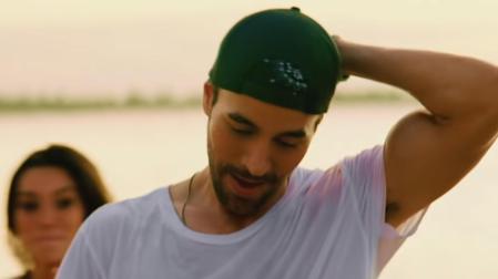Enrique Iglesias, en una imagen del videoclip de 'Me pasé'