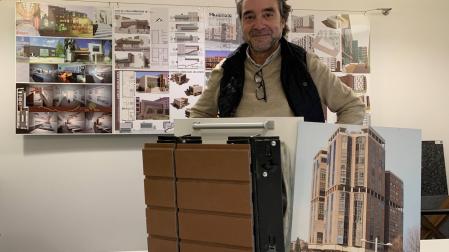 José Arauzo, en su estudio de la calle Padre Catalayud, con la muestra del revestimiento cerámico que va a llevar el edificio Singular