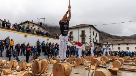 Iker Vicente, el Campeonato Navarro de aizkolaris. JESUS GARZARON