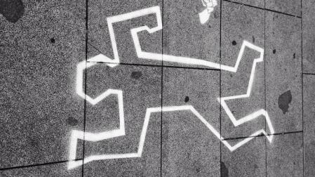 Silueta de asesinado en el suelo
