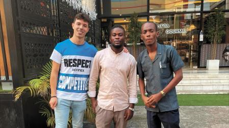 Alberto Esparza, frente al Café Malabo, en Malabo, junto con el rapero Negro Bey (en medio) y el artista Tony Mary (a la derecha)