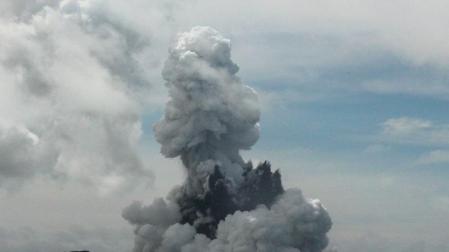 Erupción del volcán submarino Hunga Tonga-Hunga Ha'apai, en Tonga