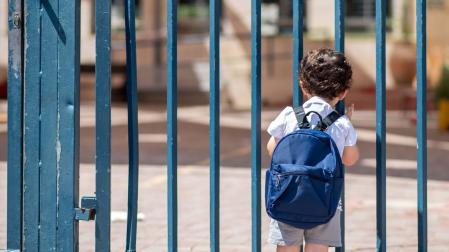 Cerrar colegios por la covid-19: una idea que no ha probado beneficios, pero sí daños
