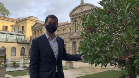 El consejero Irujo posa frente al árbol plantado en el jardín del Palacio de Navarra, como símbolo de la S4