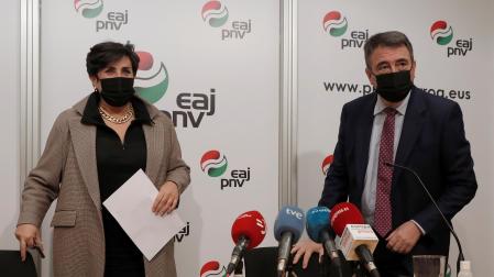 María Solana junto a Aitor Esteban en Pamplona