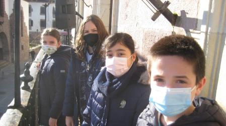Las manos inocentes encargadas de extraer las bolas: Ainhoa Jubera Cacho, Eñaut Auzmendi Fdz., Gisel Coimbra Rocha y Joanes Jauregi Bajo