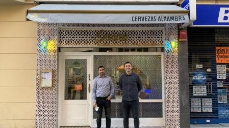 Salah Dahmani (derecha) y el camarero, en el restaurante Sésamo de Paulino Caballero