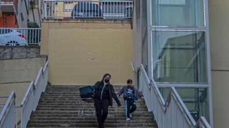 Acarreando el carrito de bebé junto al ascensor fuera de servicio