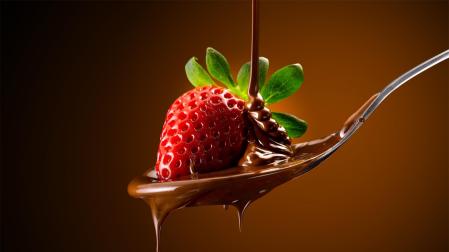 Una fresa con chocolate