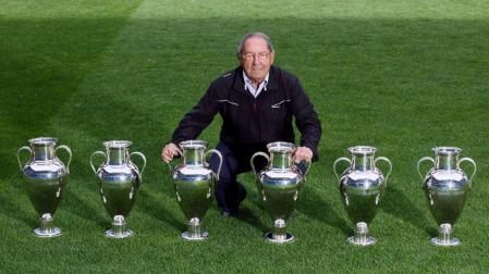 Paco Gento junto a las seis Copas de Europa que conquistó