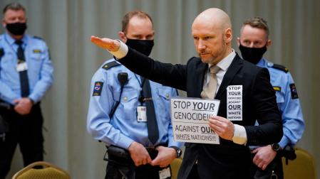 El ultraderechista Anders Behring Breivik hace el saludo nazi