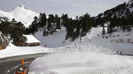 Refugio de La Contienda, en el Alto Belagua. Al fondo, la silueta nevada del pico Arlas