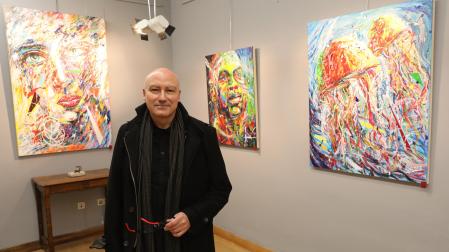 José Luis Fincias posa junto a algunas obras de la exposición "Emociones intensas" en la galería Michel Menéndez.