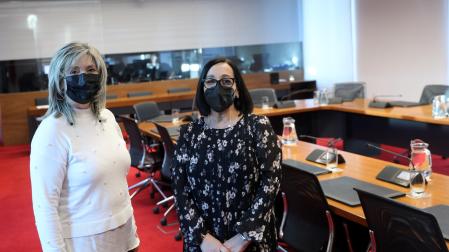 Laly Jausoro, a la izquierda, y MªÁngeles González este martes en la comisión de trabajo en el Parlamento