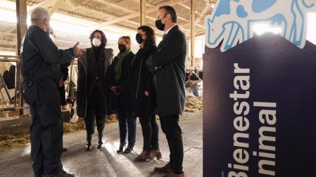 Itziar Gómez, a la izquierda, en la presentación de la iniciativa, que ha tenido lugar en la explotación ganadera El Molino, ubicada en la localidad vizcaína de Karrantza