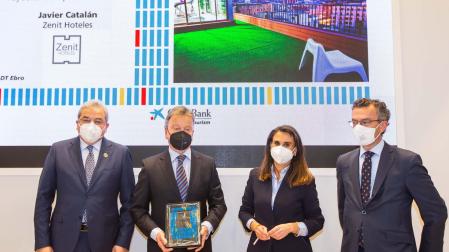 Javier Catalán recibe el premio Hotels&Tourism de manos de la directora territorial Ebro de CaixaBank