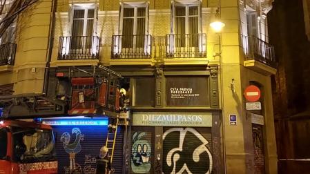 Los bomberos, junto a inmueble afectado